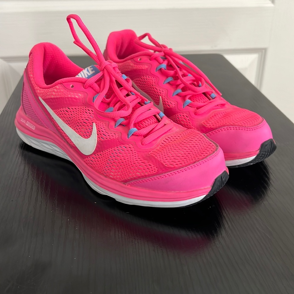 Women’s Nike Duel Fusion Athletic Hot Pink shoe.